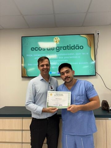 Dr Zonta entrega certificado.jpeg